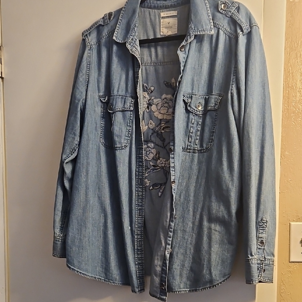 American Eagle Denim Button Up Womens Top Beautiful Floral Embroidery